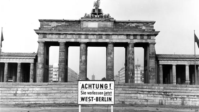 बर्लिन दीवार का निर्माण 1961 में पूर्वी जर्मनी की सरकार ने किया था. इसका मक़सद पूर्वी जर्मनी से भाग कर पश्चिमी जर्मनी जाने वाले लोगों को रोकना था.