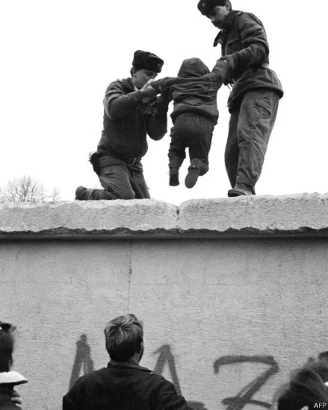 پرلن وال کے گرائے جانے کے 25 سال بعد لوگوں کی بڑی تعداد بریڈنبرگ گیٹ پر جمع ہوئی۔