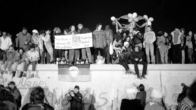 बर्लिन की दीवार गिरने के एक साल बाद पूर्वी और पश्चिमी जर्मनी एक हो गए.