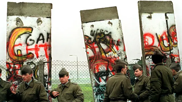 कहा जाता है कि 9 नवंबर 1989 को बर्लिन की दीवार को गिराने की शुरुआत हुई.