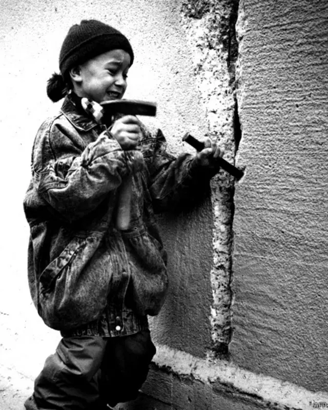 जर्मनी में इस दीवार के गिराए जाने के 25 साल पूरे होने के मौके पर रविवार को विशेष कार्यक्रम हो रहे हैं.