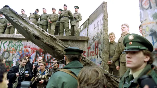 तीसरा चरण 1965 से 1975 तक का रहा जब दीवार खड़ी की गई. चौथा और आखिरी चरण 1975 से लेकर 1989 तक था जिसमें बॉर्डर वॉल 75 खड़ी की गई.