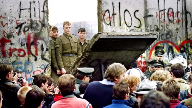 बर्लिन दीवार को चार चरणों में देखा जा सकता है. पहला 1961 में कांटेदार तार लगाना और दूसरा 1962 से 1965 तक इस कांटेदार बाड़ को मजबूत करना.