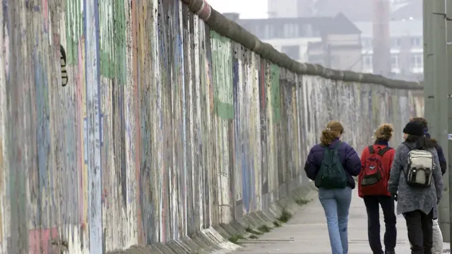 इस वक्त सिर्फ़ तीन किलोमीटर लंबी दीवार के अवशेष मौजूद हैं.