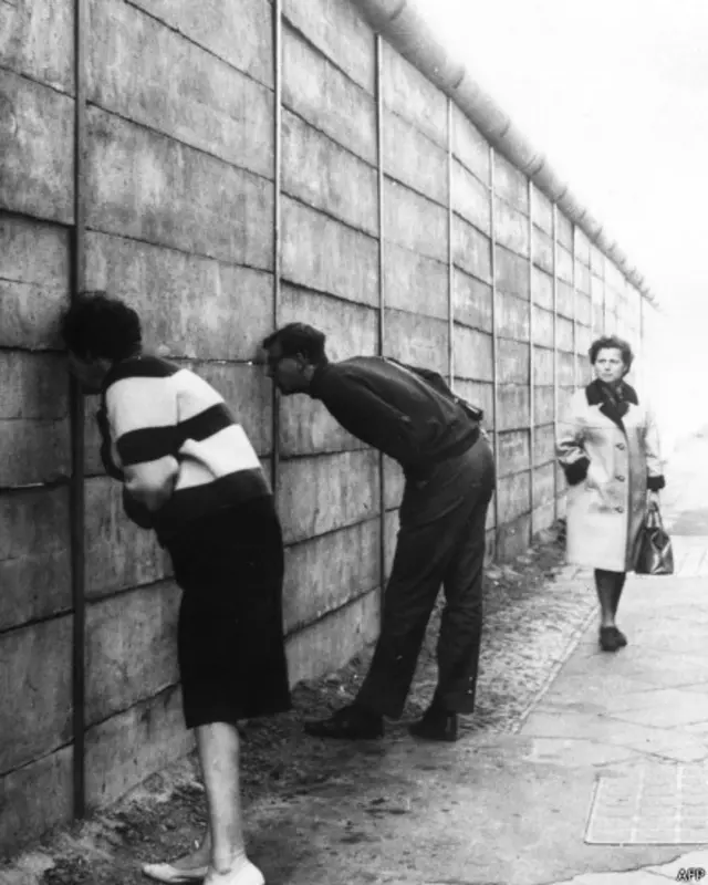 बर्लिन की दीवार की कुल लंबाई 155 किलोमीटर थी.