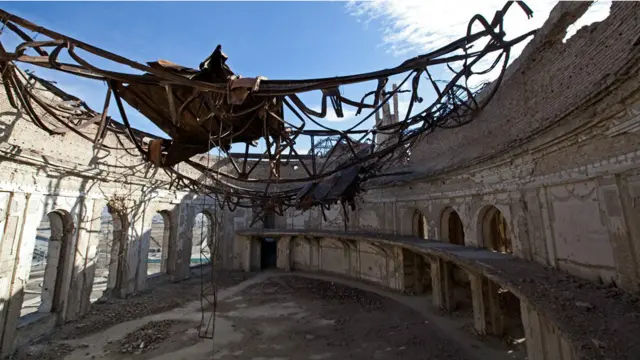 د درنو چاودنو له کبله د اډانې کږې شوې اوسپنې د نیم دایروي دالان په چت پورې ځوړندې لیدلې کېږي.