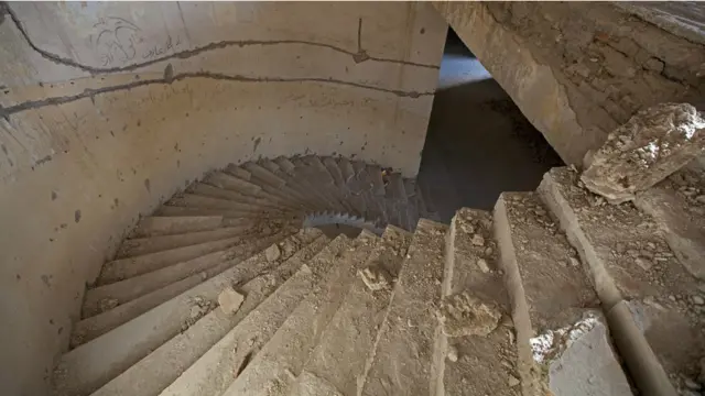 د پیچومي په څېر تاو شوې پوړۍ له له ډبرو جوړې وې، چې احتمالاً د کورنۍ جګړې پر مهال یې پر شاوخوا دیوالونو یو شمېر کسانو خپل نومونه کښلي دي.