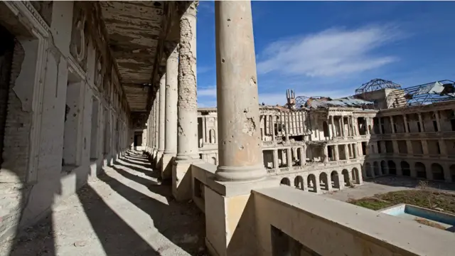 د ماڼۍ ستنې که څه هم د درنو وسلو د ډزو لګېدو له کبله کنډکپر شوې، خو لا هم سرلوړې ولاړې دي.