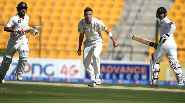 احمد شہزاد اور حفیظ نے پہلی وکٹ کے لیے اہم سنچری شراکت قائم کی