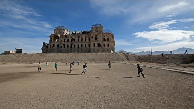 د کابل ښار یوې څنډې کې ولاړه دارلامان ماڼۍ یو مهال د افغانستان له ډېرو پرتمنیو او شاهانه ماڼیو نه یوه وه. دا ماڼي له اوږدې کورنۍ جګړې وروسته اوس بې سرپرسته ده او اوس یې د ۱۹۲۰ مو کلونو هغه پخوانی برم نه دی پاتې. نازس افروز د ( زخمي ماڼۍ ) تصویرونه اخیستي.