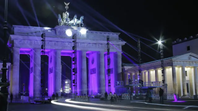 Бранденбург дарвозаси 1990 йилда қўшилган икки Олмония бирлашишининг рамзи ҳисобланади