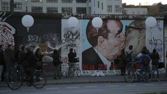 1989 йил деворнинг йиқитилиши Совуқ Уруши ниҳоя топгани қудратли рамзи сифатида талқин қилинган