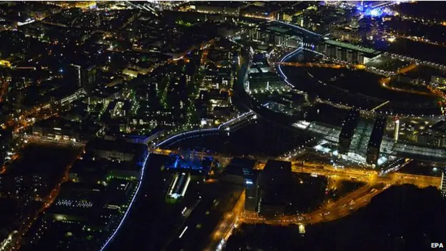 د جرمني د برلین ښار د دیوال نړېدل د جرمنیانو یو ځای کېدو ته یې لاره هواره کړه