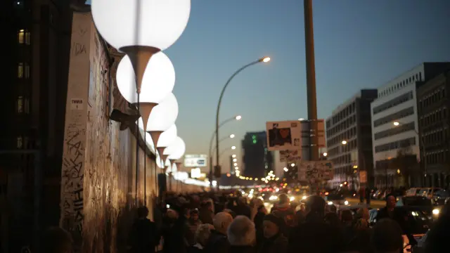 Девор бўйи қилиб осилган шарлар кейин у ғойиб бўлгани рамзи сифатида учириб юборилади.