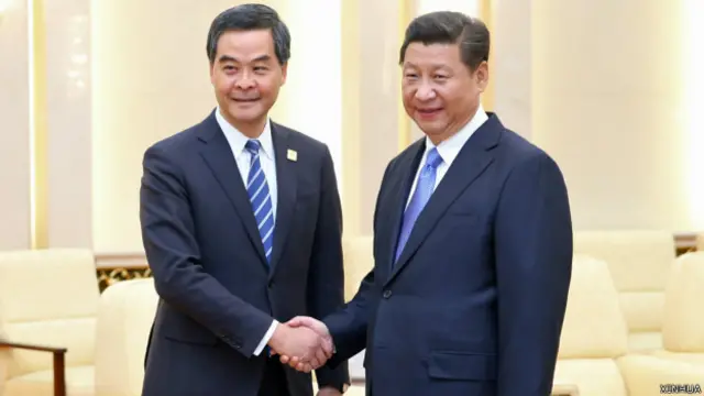 习近平（右）在人民大会堂接见梁振英（新华社图片9/11/2014）