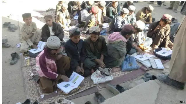  زده کوونکي د زیاتو ستونزو له زغملو سره سره بیا هم ښوونځي ته راځي