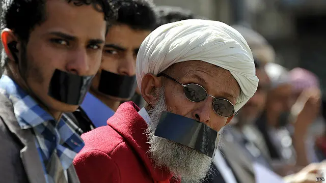 يحتج يمنيون من سكان صنعاء على سيطرة الحوثيين على أحيائهم