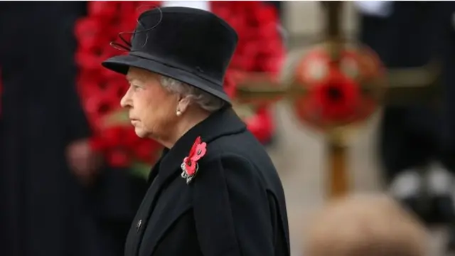 女王在纪念碑前敬献了花圈。