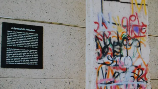 Những mẩu bức tường Berlin vẫn còn được trưng bày ở Mỹ