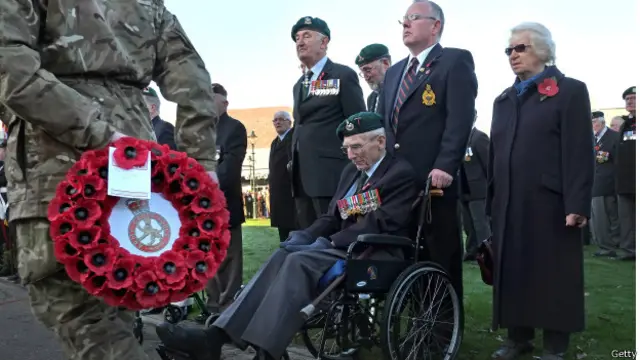 ветераны у обелиска в Форт-Вильямсе