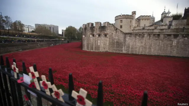 инсталляция из маковок у Тауэра