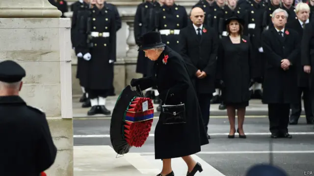 Королева Елизавета возлагает венок