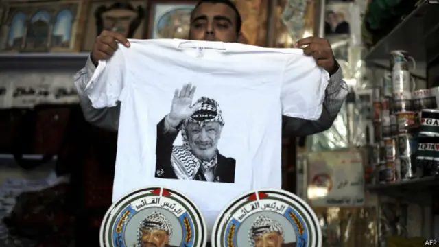 Banyak warga Palestina percaya bahwa Israel meracuni Arafat. Namun, Israel membantah terlibat.