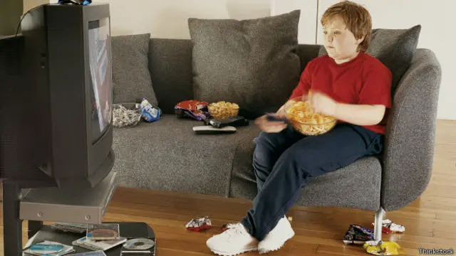 ترکیب خوراکی های ناسالم و بی خاصیت و ساعتهای طولانی نشست جلوی تلویزیون و کامپیوتر نقش زیادی در چاقی کودکان دارد