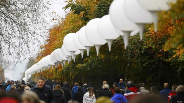 今年，德国举行多种活动，隆重纪念柏林墙倒塌25周年。这是沿着原墙搭建起的“灯光边界”。
