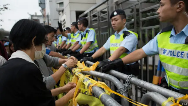 Демонстранты повязывают желтые ленточки