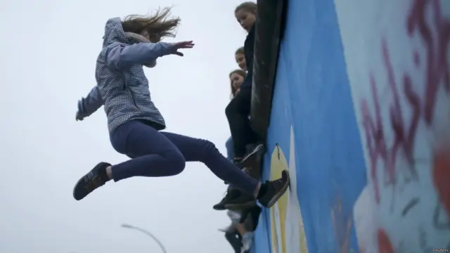 Actuación en el Muro de Berlín