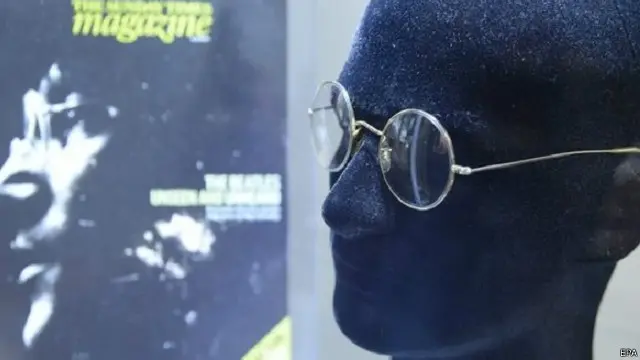 كانت هناك متعلقات أخرى لنجوم إلى جانب الملابس