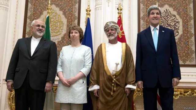 یوسف بن علوی، وزیر امور خارجه عمان در مسقط میزبان وزیران امور خارجه ایران و آمریکا و هماهنگ‌کننده شش قدرت جهانی است