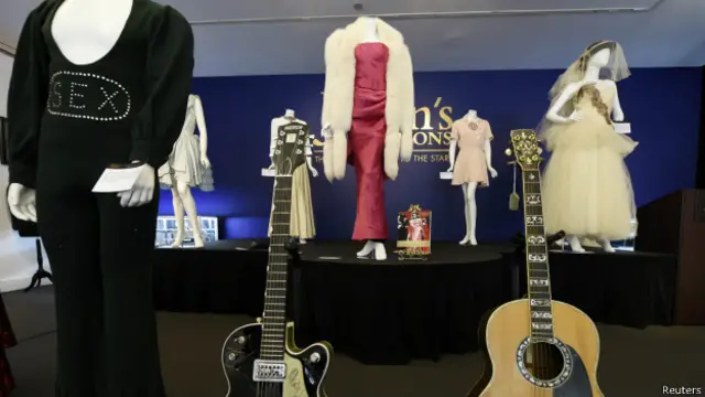 Платья и гитары, представленнные на аукционе