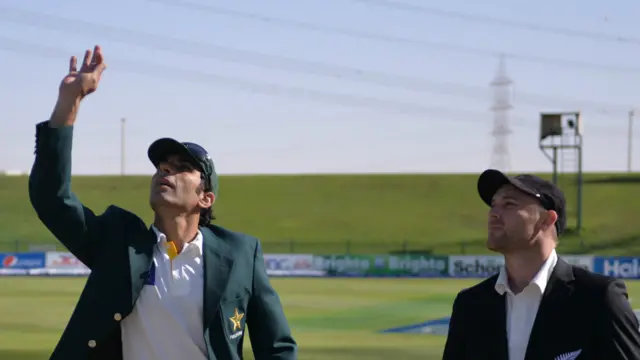 پاکستان اور نیوزی لینڈ کے درمیان پہلے ٹیسٹ میچ میں پاکستان نے ٹاس جیت کر پہلے بیٹنگ کا فیصلہ کیا۔