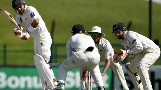 محمد حفیظ اپنی سنچری سے صرف چار رنز کے فاصلے پر آؤٹ ہو گئے۔ لیکن ان کے علاوہ نیوزی لینڈ کے بولروں کو سارے دن کی مشقت کے بعد بھی کوئی اور وکٹ حاصل نہیں ہو سکی