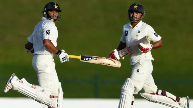 پہلی اننگز کی زبردست شراکت میں محمد حفیظ اور احمد شہزاد کے درمیان 178 رنز بنے۔