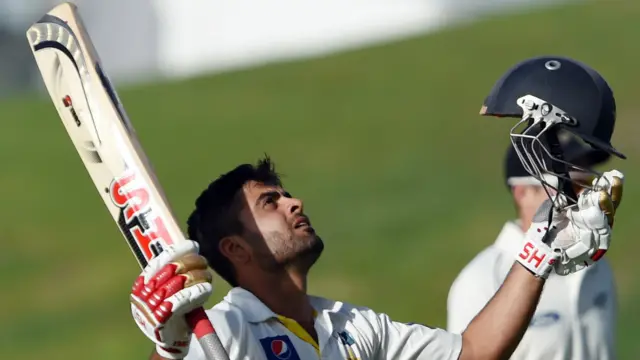 محمد حفیظ کے آؤٹ ہونے کے بعد اظہر علی کھیلنے آئے اور کھیل کے ختم ہونے پر وہ 46 رنز کے ساتھ کریز پر موجود تھے۔ 