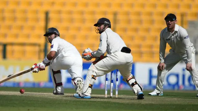 احمد شہزاد نے اس میچ میں اپنی سنچری سکور کی۔ اس سے پہلے وہ دو سنچریاں اور دو نصف سنچریوں کے ساتھ 526 رنز سکور کر چکے ہیں۔