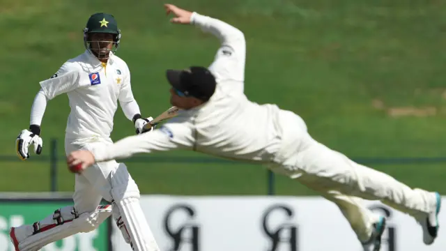 پہلی اننگز میں پاکستان کے سکور کرنے کی شرح بھی تین رنز فی اوور کے قریب رہی۔