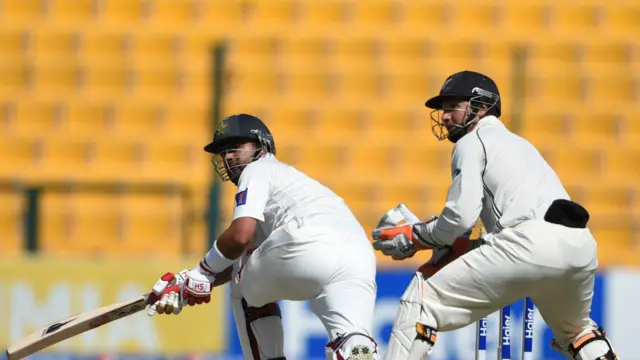 اس سے قبل سنہ دو ہزار میں آسٹریلیا کے خلاف یاسر حمید اور سلمان بٹ کے درمیان پہلی اننگز کی پہلی وکٹ میں 102 رنز کی شراکت ہوئی تھی۔