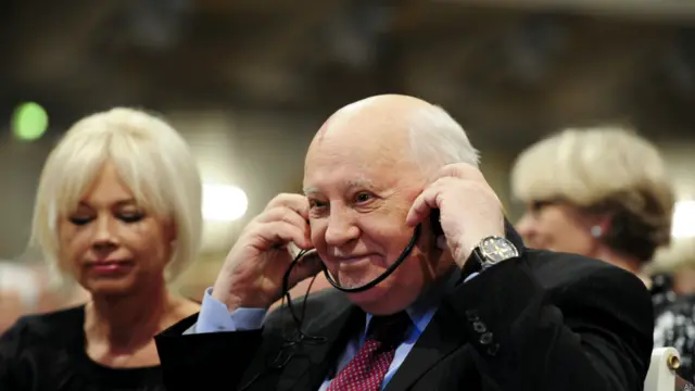 前苏联领导人戈尔巴乔夫前往柏林参加纪念活动期间警告说，世界处于新冷战边缘。