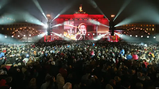 勃兰登堡门前举行大型音乐会，德国乐队Clueso登台献艺。