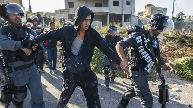 تواصلت الاحتجاجات في ساعات المساء قرب الجامعات