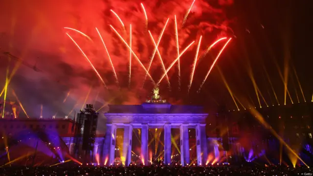 Fuegos artificiales en la puerta de Brandenburgo, Berlín, Alemania.