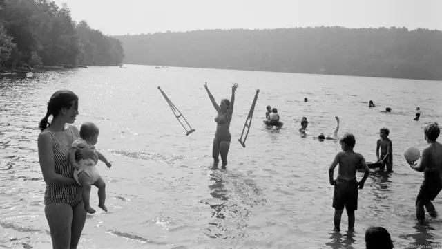 Símbolo da cultura americana, as viagens de carro e suas paisagens protagonizam belas imagens em 'The Open Road' (Aperture Foundation)