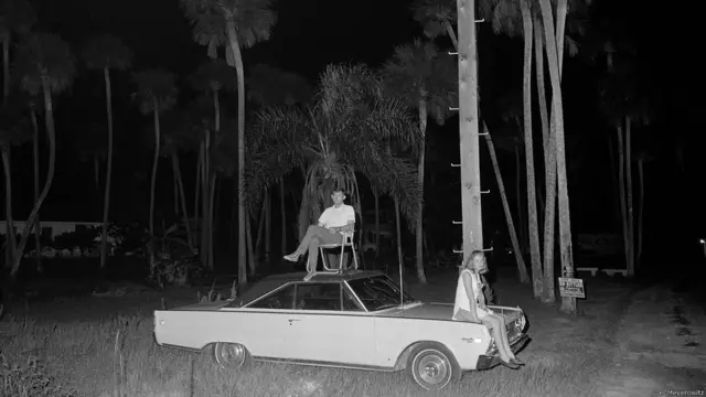 Símbolo da cultura americana, as viagens de carro e suas paisagens protagonizam belas imagens em 'The Open Road' (Aperture Foundation)