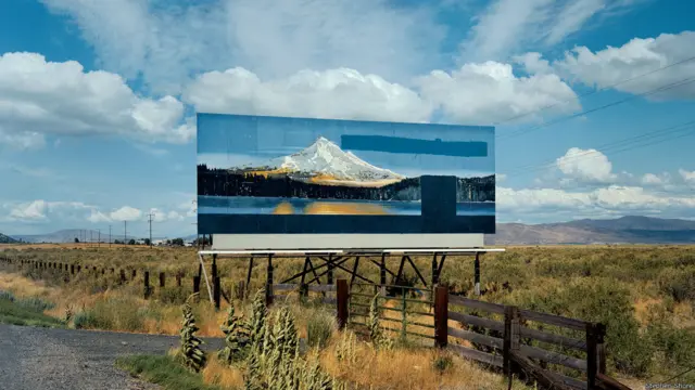 Símbolo da cultura americana, as viagens de carro e suas paisagens protagonizam belas imagens em 'The Open Road' (Aperture Foundation)