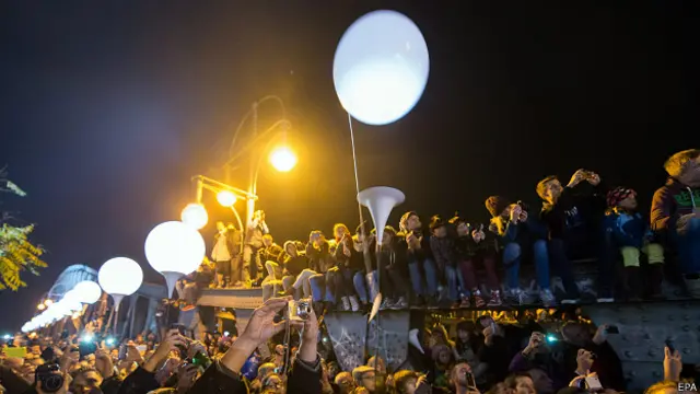 柏林波恩霍尔姆大桥上气球陆续升空（9/11/2014）