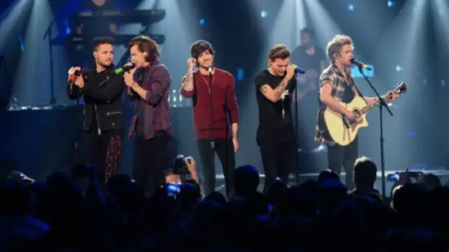 ون ڈائرکشن نے ایک ریکارڈ شدہ ویڈیو پیغام کے ذریعے انعام وصول کیا